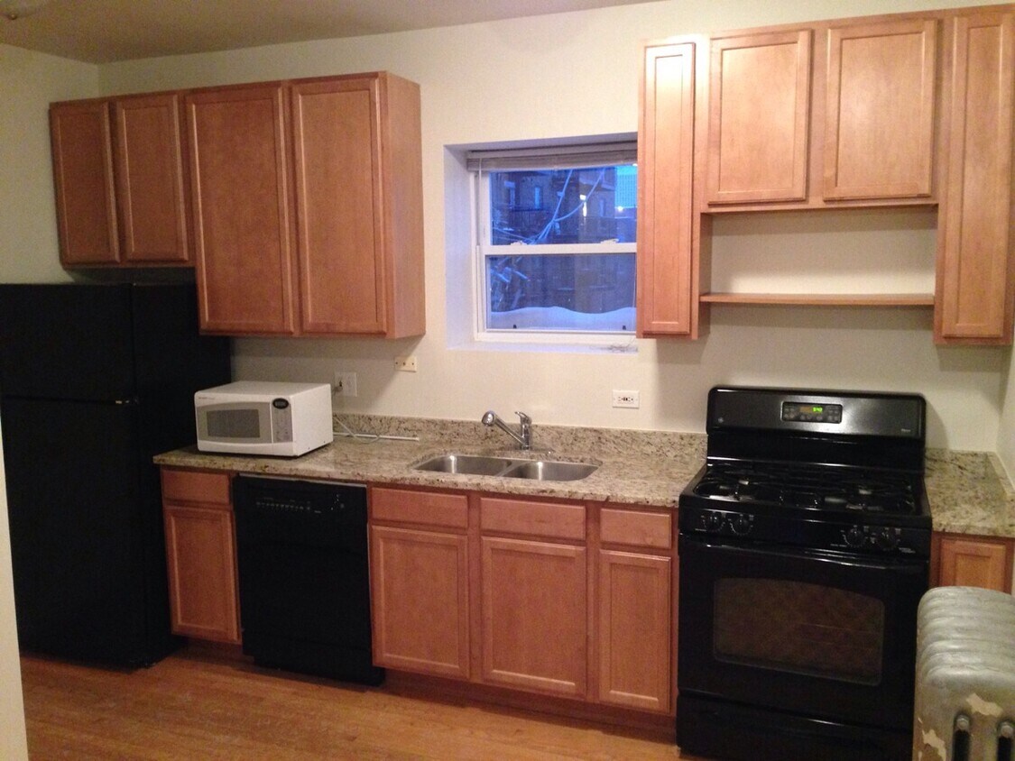 Primary Photo - 3914 N Pine Grove Ave