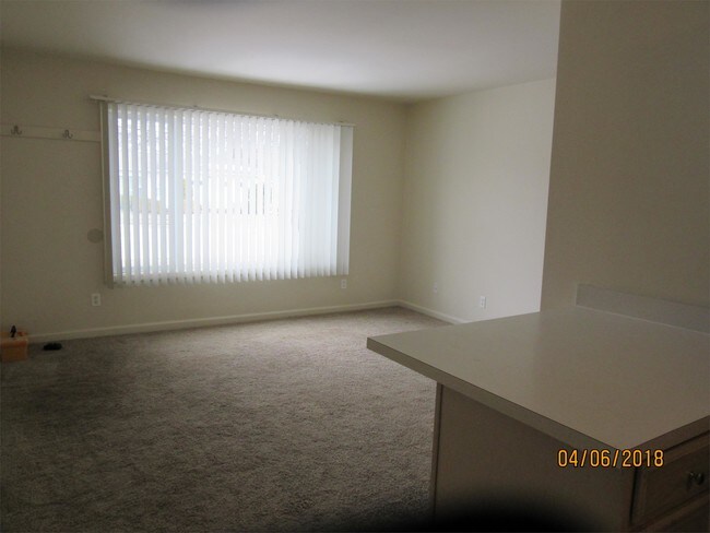 Building Photo - 906 E Bellows St