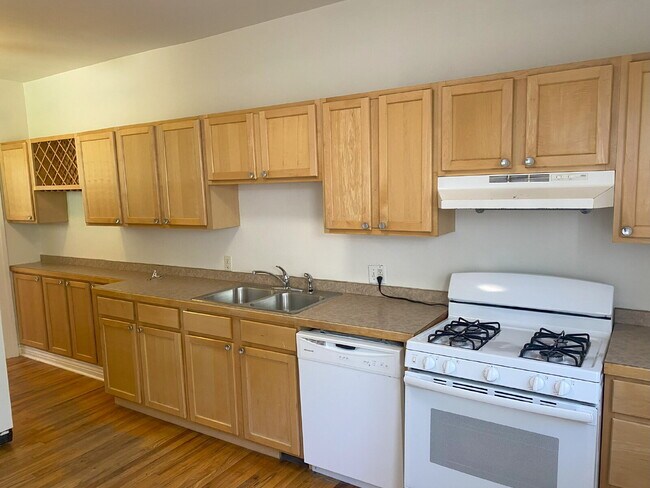 Building Photo - "Charming 2-Bedroom Haven in the Heart of ...