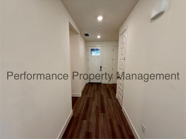 Foto del edificio - Gorgeous 4 Bed/2 Bath SW Bakersfield Home ...