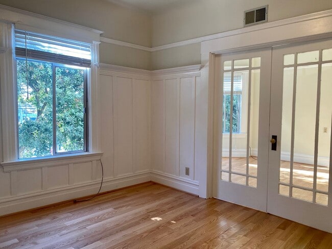 Foto del edificio - Renovated Top Floor 1BR/1BA. Dual-Pane Bay Windows. Backyard!