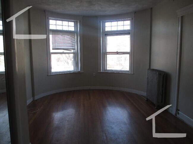 Foto del edificio - 4 BR Apartment_Brookline_Students Welcome