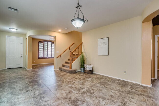 Foto del edificio - GREAT LOCATION! Fabulous move-in ready 5 bed /3 bath home in south Tempe