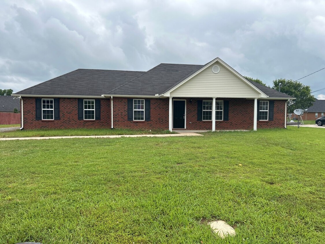Primary Photo - 3 Bedroom 2 bath with 2 Car Garage Home Fo...
