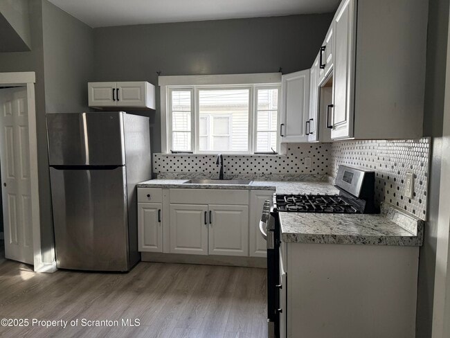 Foto del edificio - 2204 Golden Ave