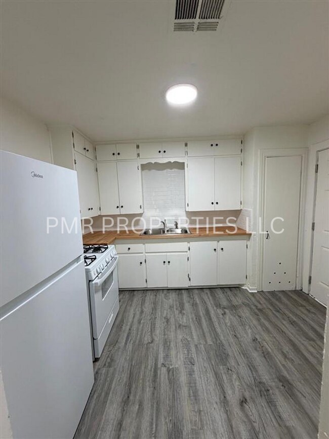 Building Photo - 2 Bedroom /1 Bathroom- House