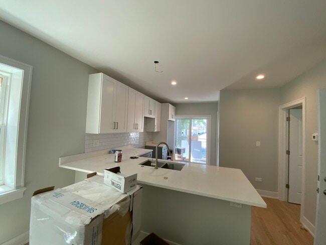 Building Photo - 3014 N California Ave