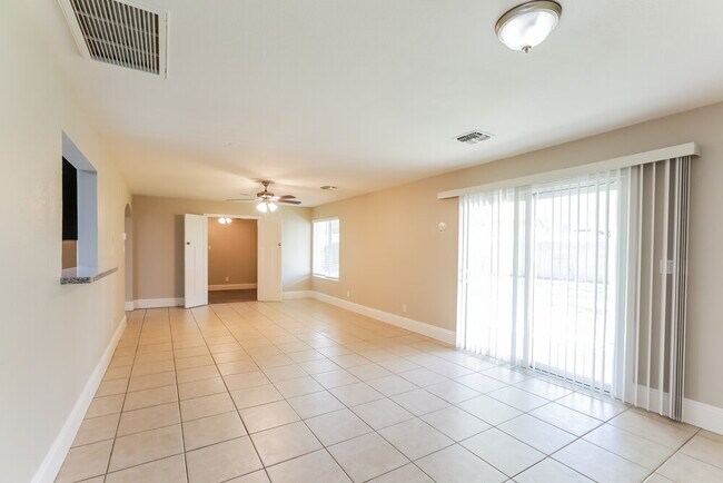 Foto del edificio - 2937 E Inverness Ave
