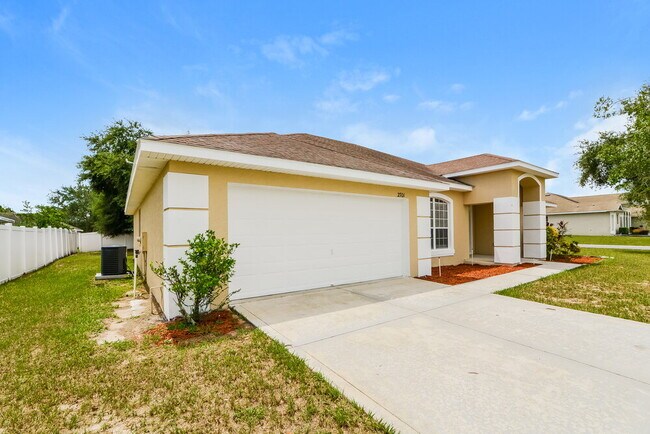 Building Photo - 2701 Athens Dr