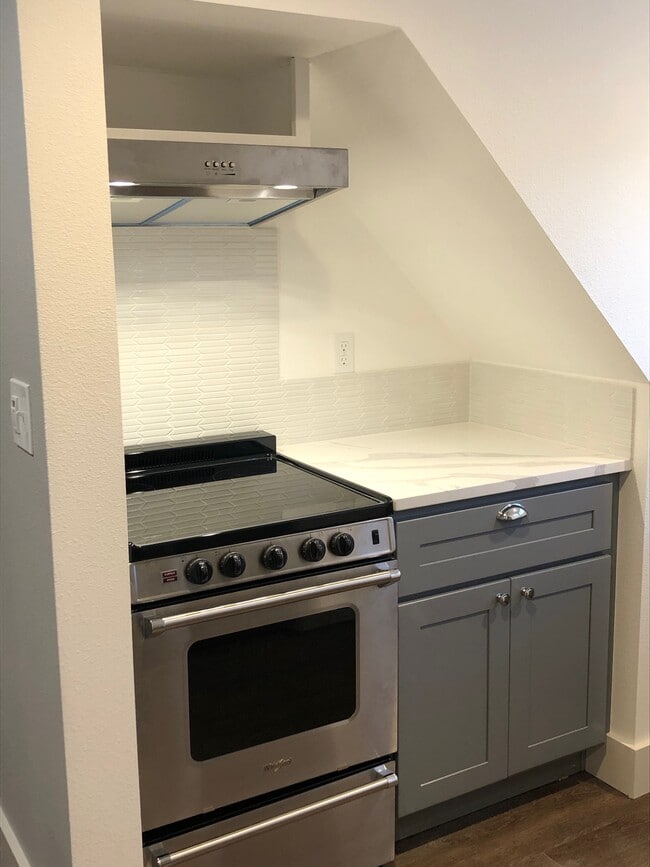 Kitchen - smooth top range - 411 N L St