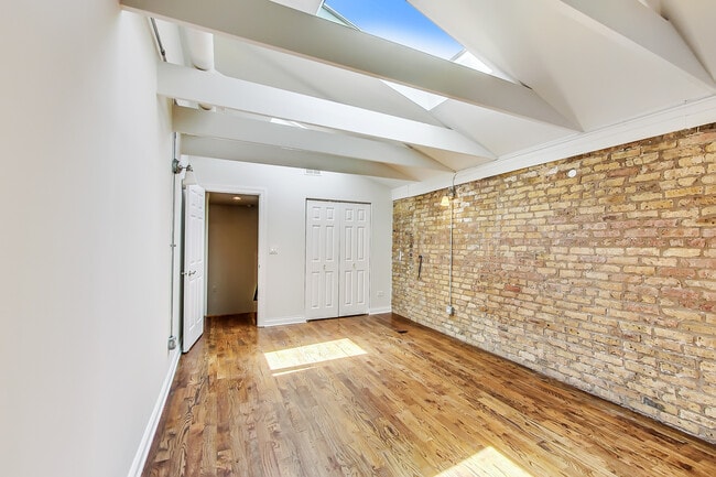 Building Photo - 1804 N Sheffield Ave