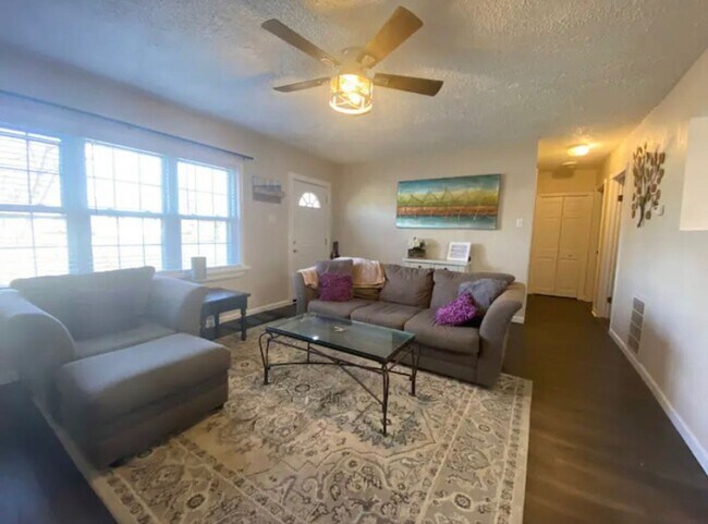 Building Photo - Charming 2 Bedroom Located in Maumee Schoo...