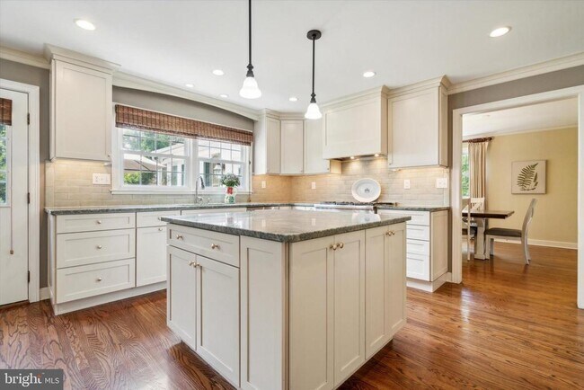 Foto del edificio - 1726 Sherwood Cir