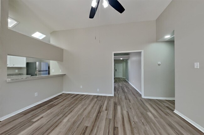 Building Photo - 17423 Saxon Dr
