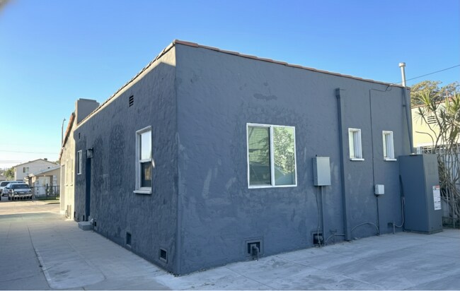 Building Photo - 831 E 82nd St