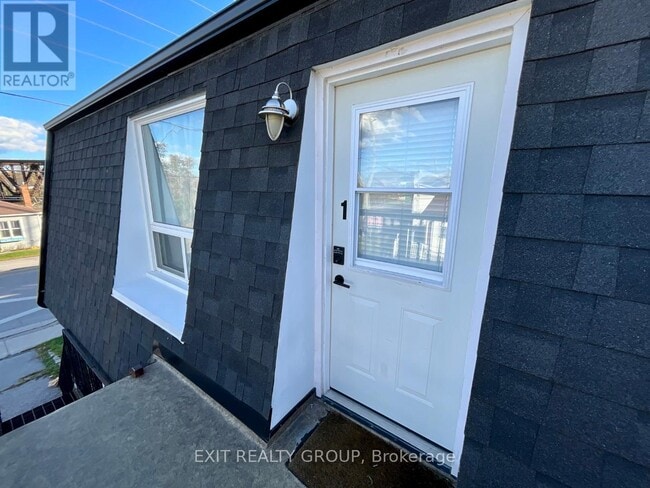 Building Photo - 156 Moira St E