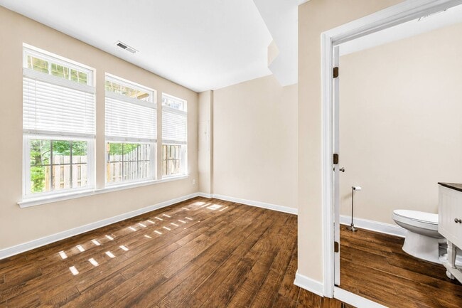 Building Photo - Bright and spacious 3+ bedroom Townhome in Williamsburg