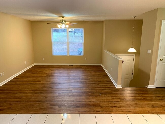 Building Photo - 3 Bedroom/2 Bath Split-Foyer Home Kingspor...