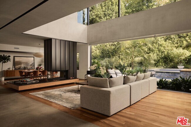 Foto del edificio - 2496 Mandeville Canyon Rd