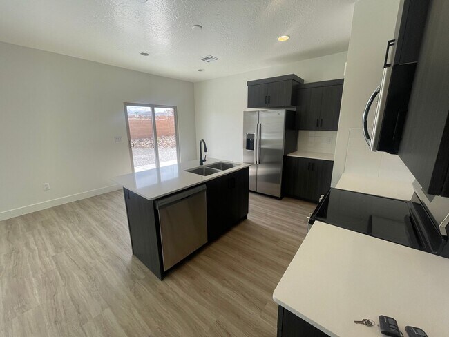 Foto del edificio - Beautiful Townhome! Washer and dryer included.