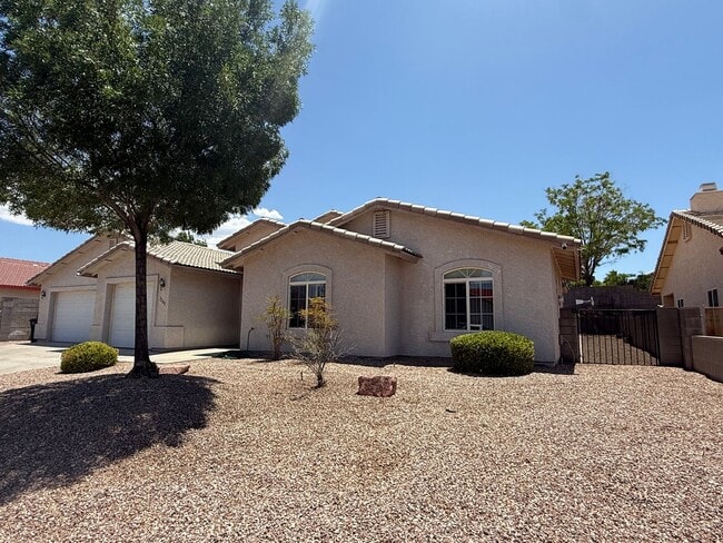 Building Photo - 3 Bedroom 2 Bathroom Home