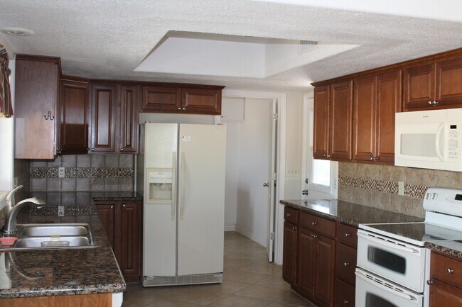 Foto del edificio - Remodeled 3 Bed 2 Bath Long Term Rental!