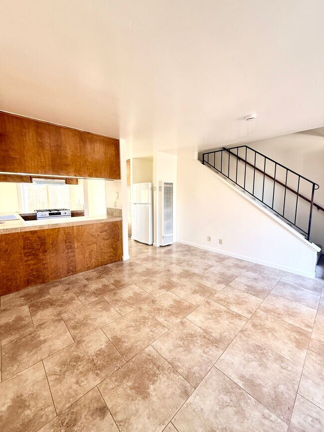 Building Photo - D728