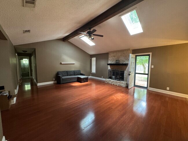 Building Photo - 708 Cielo Dr