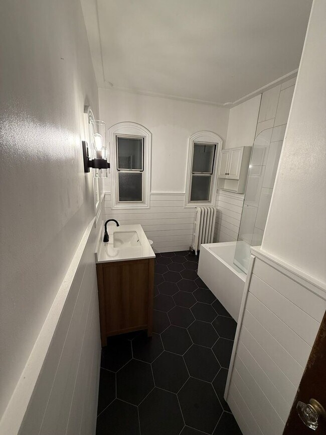 Foto del edificio - 3,100 SF Single Family House-1 Block from ...