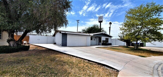 Building Photo - 4 bedrooms and 2 full baths.