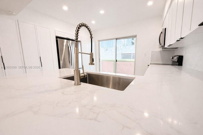 Building Photo - Michigan Avenue, Miami Beach, FL 33139 - 2 BR 1.5 BA condo