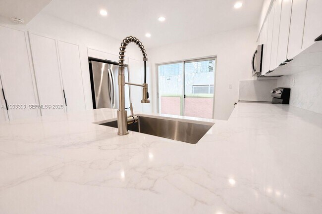Foto del edificio - Michigan Avenue, Miami Beach, FL 33139 - 2 BR 1.5 BA condo