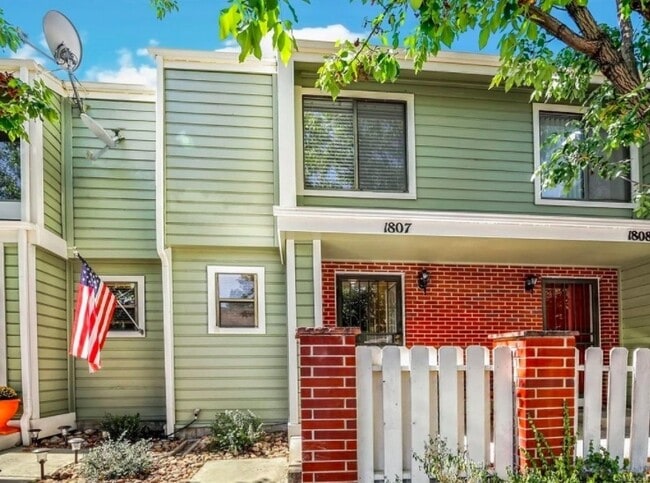 Charming 2-Bed/2.5-Bath Townhome in Cherry Creek School District! - Charming 2-Bed/2.5-Bath Townhome in Cherry Creek School District!