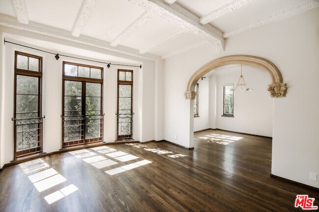 Foto del edificio - 1302 N Sweetzer Ave