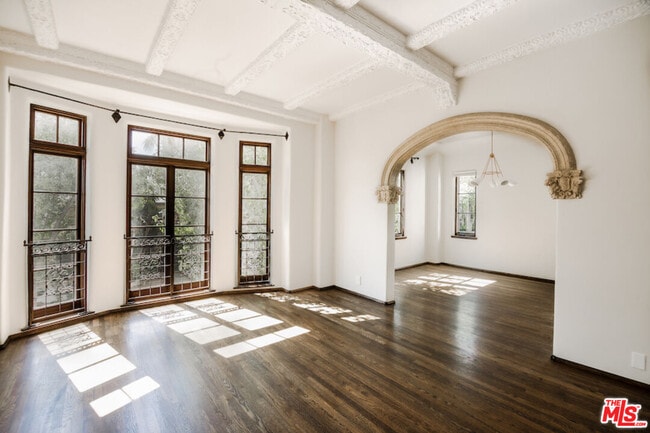 Foto del edificio - 1302 N Sweetzer Ave