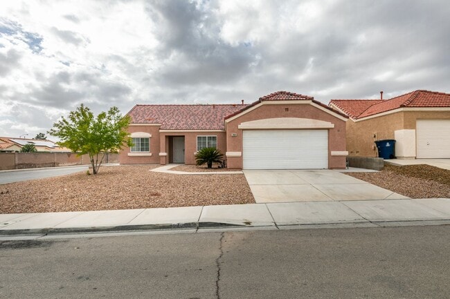 Foto del edificio - Beautifully updated three-bedroom single-s...