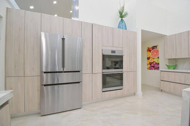 Building Photo - 7351 Valencia Dr