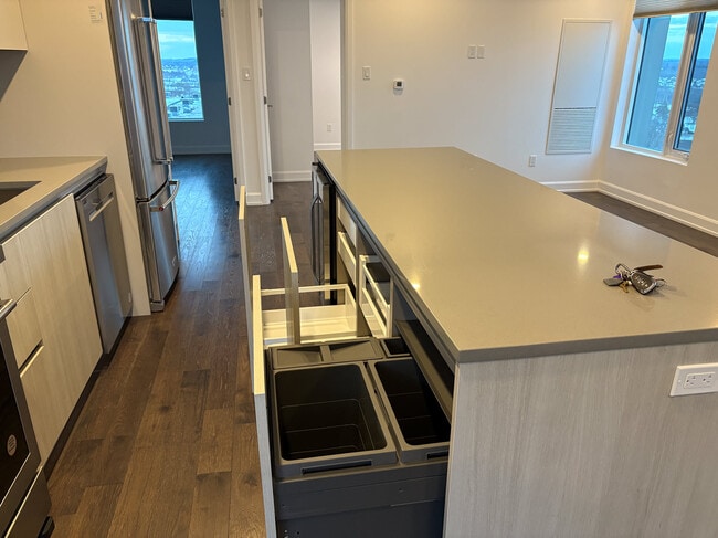 Building Photo - 195-710 Hunter St E