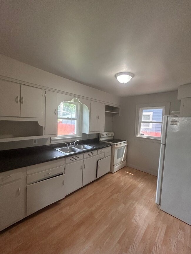 Building Photo - 4319 S Park Dr
