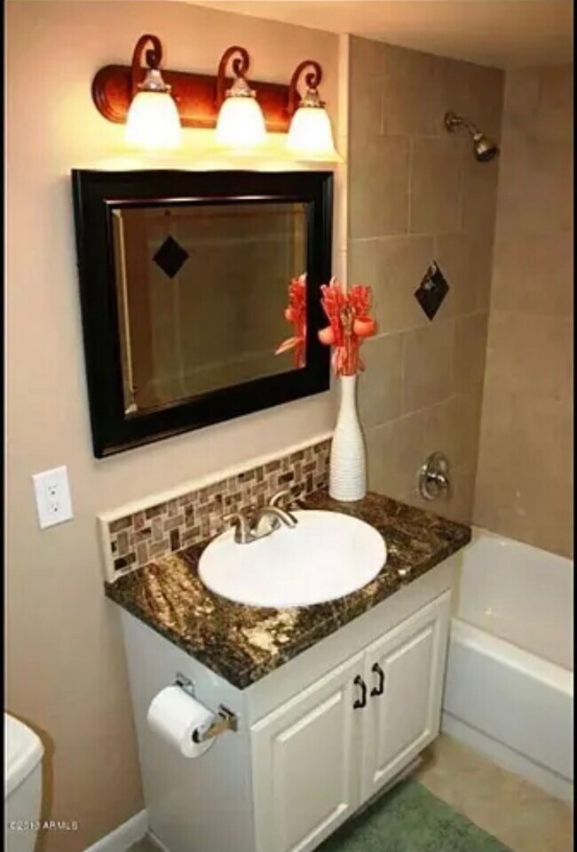 Foto del edificio - 2446 E 5th Pl