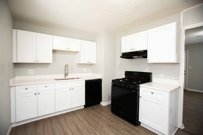 Building Photo - 3 bed, 1 bath home, fully updated!