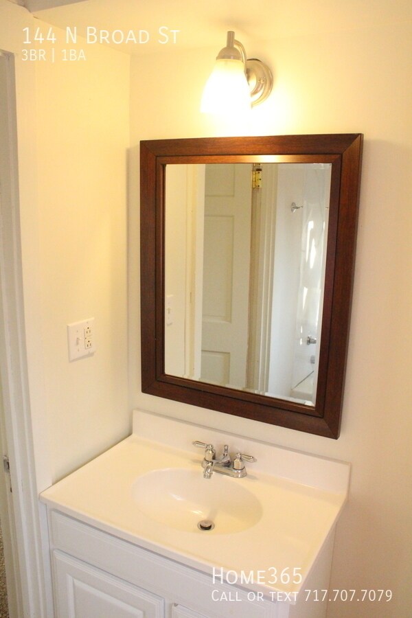 Building Photo - A Charming 3 Bedroom!