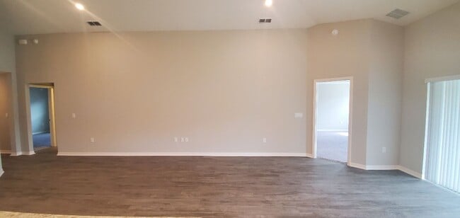 Building Photo - 4-Bedroom, 2-Bathroom in Villamar Winter Haven