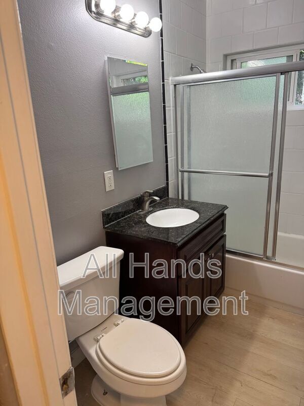 Foto del edificio - 3025 E 5th St