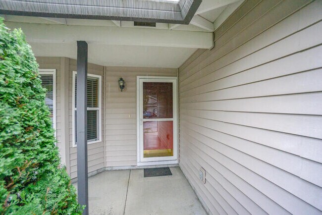 Building Photo - CUTE AND COZY THREE BEDROOM AND TWO BATHRO...