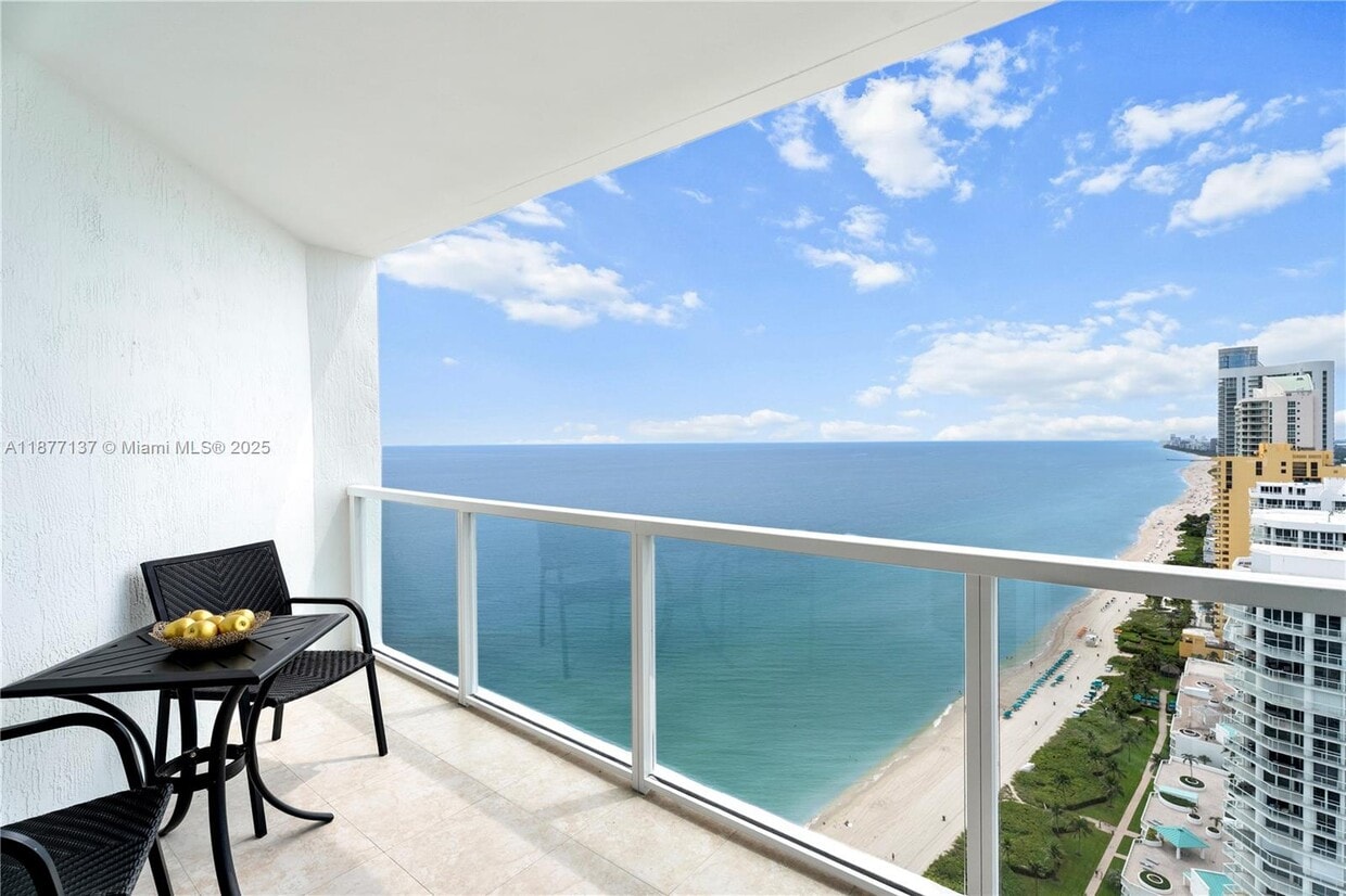 Foto principal - 16699 Collins Ave