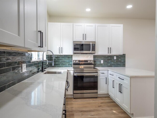 Foto del edificio - 210 Mockingbird Ln W