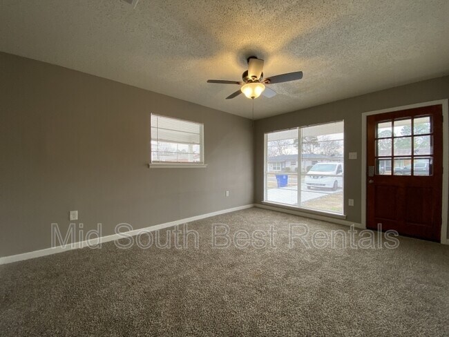 Building Photo - 709 E Bethany Rd