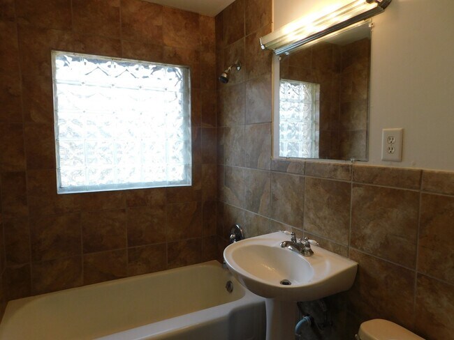 Foto del edificio - Lots of character in this 2 bedroom/1 bath...