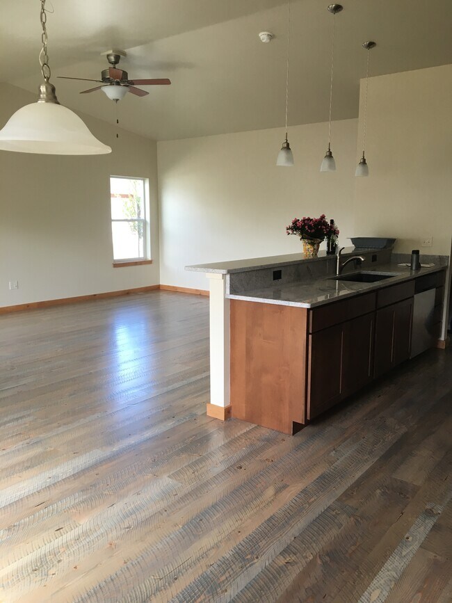 Building Photo - 43 Voyager Ln